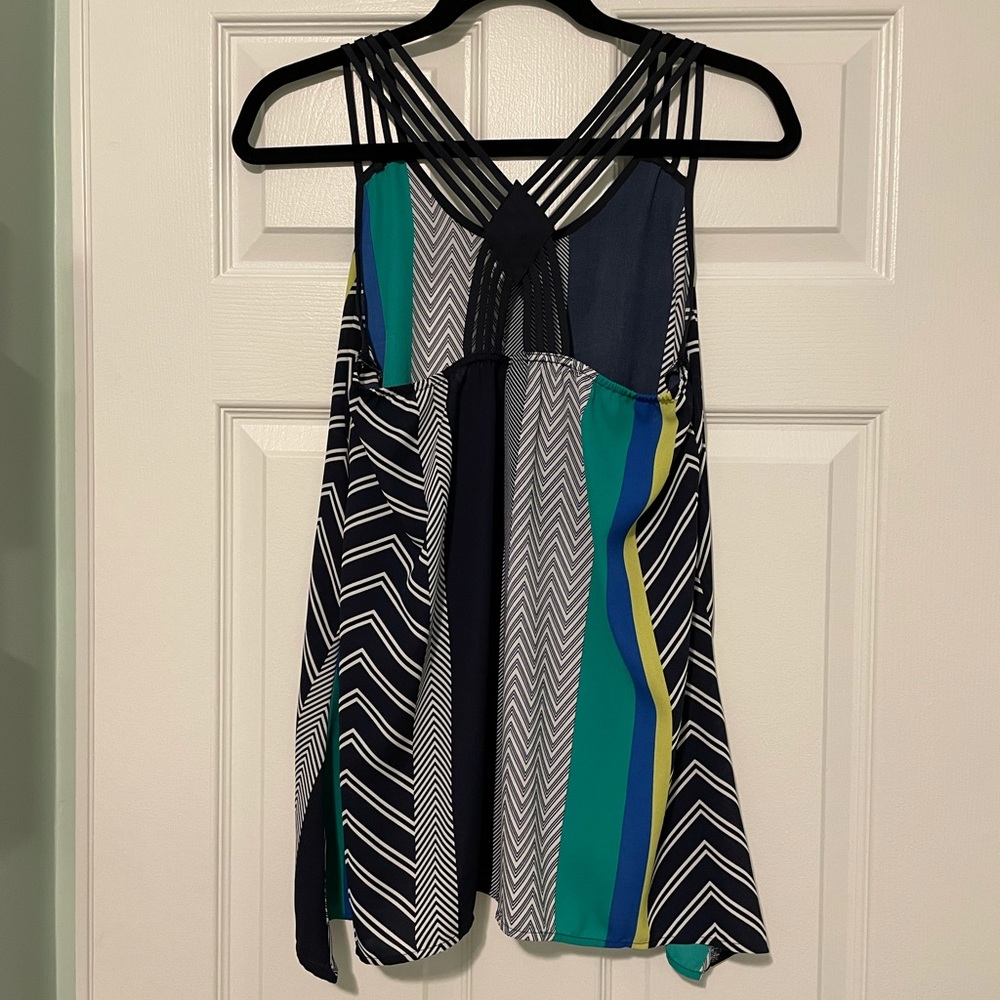 High-Low Pattern Tank Top - Picture 2 of 4